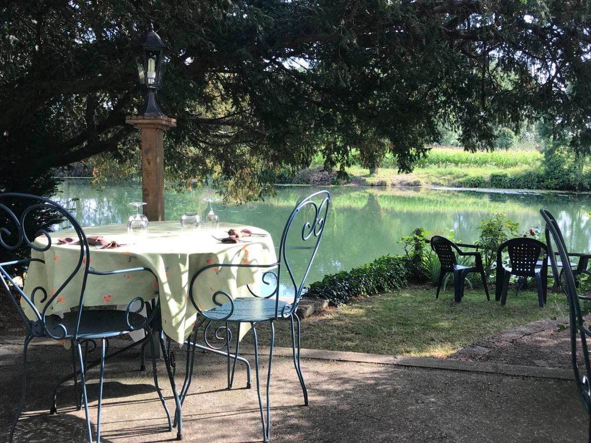 L'Auberge Du Port Des Roches Luche-Pringe Esterno foto